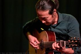 Music Sessions @ RoCA: Tony McManus
